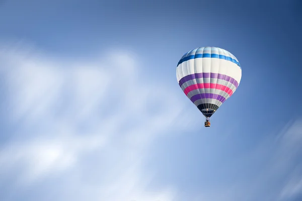 Hot air balloon against the blue sky — Stockfoto